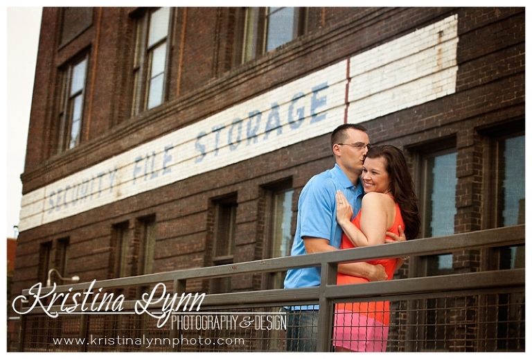 A midwest urban engagement session in Downtown Des Moines, Iowa by Denver Colorado based photograher Kristina Lynn Photography & Design.