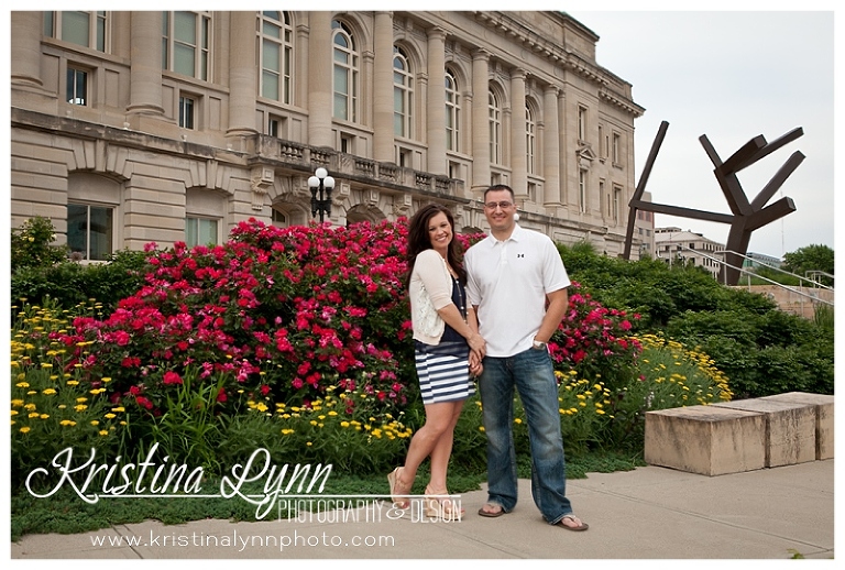 A midwest urban engagement session in Downtown Des Moines, Iowa by Denver Colorado based photograher Kristina Lynn Photography & Design.