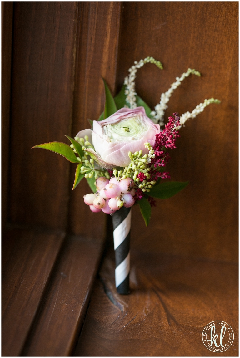 An elegant and modern Colorado mountain wedding captured by photographer Kristina Lynn Photography & Design.