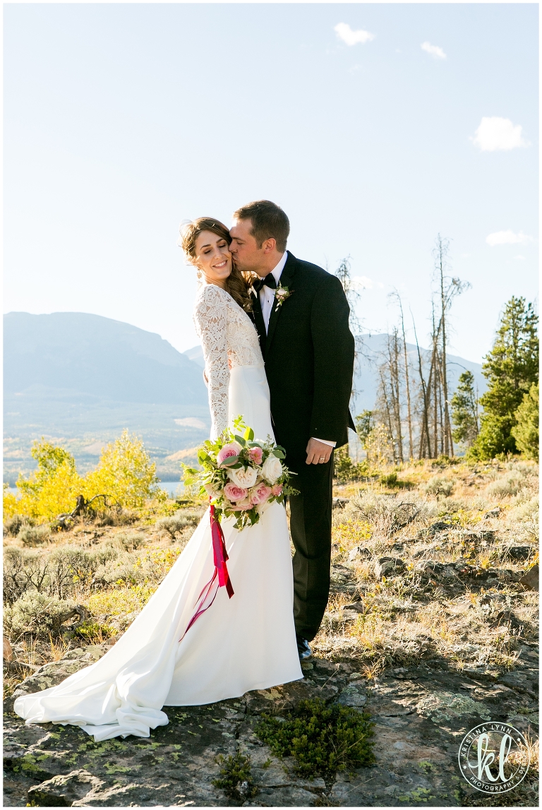 An elegant and modern Colorado mountain wedding captured by photographer Kristina Lynn Photography & Design.