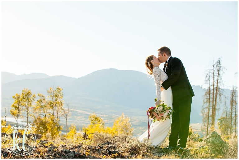 An elegant and modern Colorado mountain wedding captured by photographer Kristina Lynn Photography & Design.