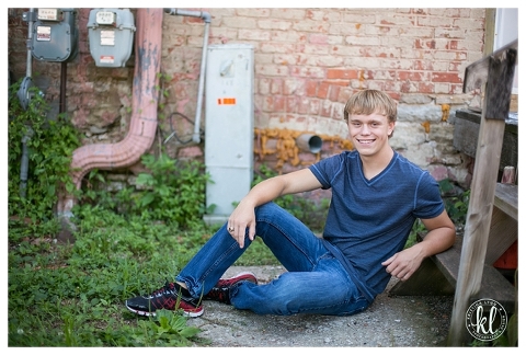 I love the colors and texture in this urban senior session | Littleton CO high school senior photographer Kristina Lynn Photography & Design